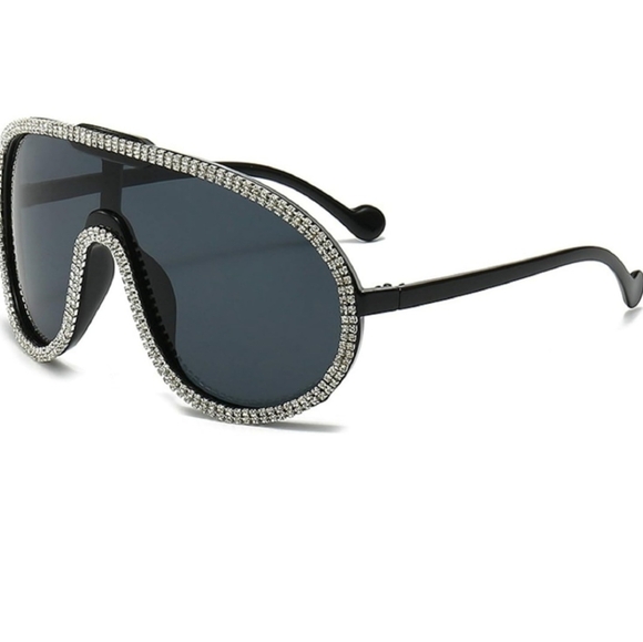 Oversized Rhinestone Sunglasses. (UNISEX) - Picture 3 of 3